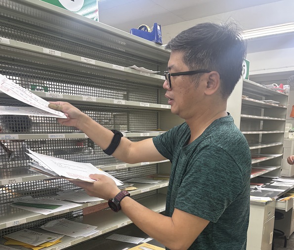 劉員配合度高，對主管交辦之任務皆能圓滿達成，對於壽險、郵局代售商品、i郵箱二投、郵票冊等業務亦積極推展，利用機會增裕公司營收。