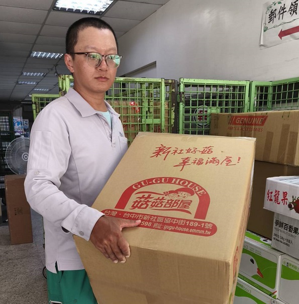 嚴格把關每一封信件及把握每一次與客人的互動接觸，提供收件人最親切及最高品質的服務，常有客人來局讚賞。
