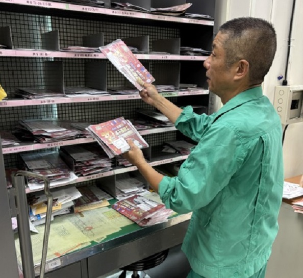 郵件量多時總是主動協助其他同事，讓同仁都能準時下班，與同事間相處融洽，善於合作。
