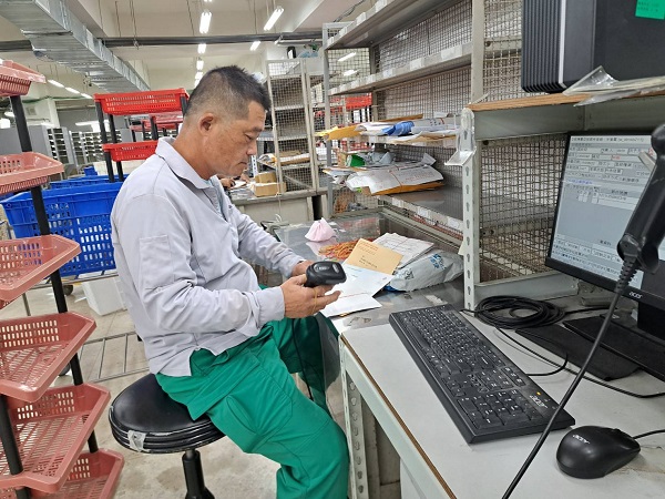 具備卓越的業務拓展能力，全力配合局方行銷政策。透過精準推薦與熱心推展，締造個人銷售波波鴿衛生紙高達200箱之優異表現、郵票冊30,000元及年節禮盒2,000元，有效提振局方營收績效。