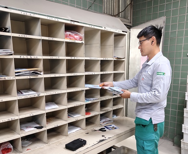 對轄管區段瞭如指掌，具備高超的投遞專業。投遞農特產時，遇地址不全之芒果快捷郵件，憑藉敏銳度成功試投，收件人特地來電大力讚揚，事後更主動致電寄件人表達感謝。