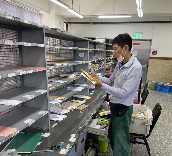 積極配合主管排班上調度，如有同仁臨時休假會主動調整投遞路線配合扛段，使郵務單位整體運作更具彈性。