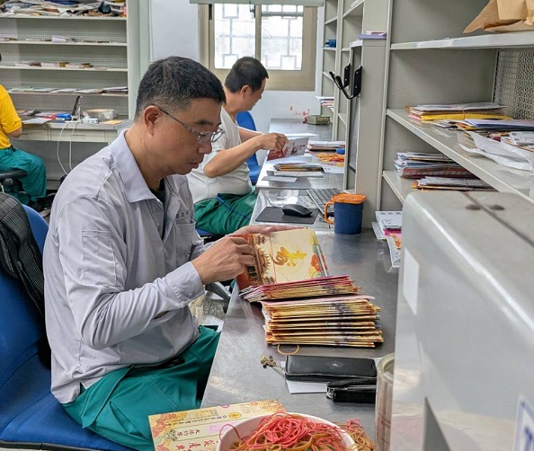 與同事間相處融洽，待人和氣，樂於助人，主管交辦事項均能圓滿達成，深受長官信任。 