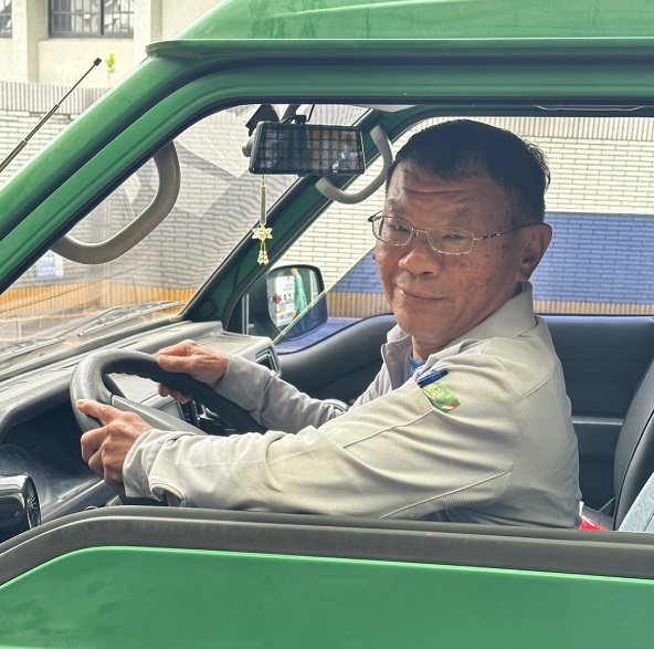 服務期間，始終以認真踏實的工作態度完成各項任務，累積豐富的工作經驗，樂於協助同仁、提攜後進，對郵政服務及單位業務貢獻良多，以實際行動展現郵務人員敬業奉獻的精神，足為同仁典範。