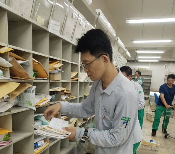 執行投遞勤務時，對轄區住戶情形十分熟悉，針對經常無人在家的收件人，會於出班前主動致電確認當日是否有人可簽收郵件，再依聯繫結果妥善規劃投遞路線，不僅提升投遞成功率，減少民眾往返郵局領件的不便，也降低郵件再次投遞的人力與時間成本，兼顧服務品質與作業效率。