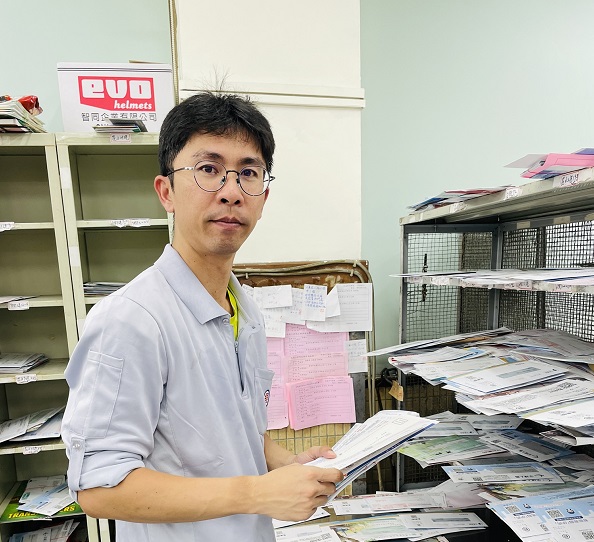 在投遞途中對獨居長者會特別關心，遇有緊急異常情況立刻通報，並協助代辦郵政業務。