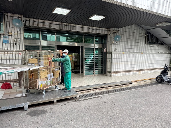 主動將運送郵件白箱上籃車，減少工作上碰撞危險外，當籃車滿車後推至定位適時退回處理中心，讓各類物料發揮最大效益。