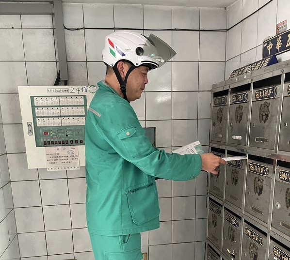 平時投遞服務態度親切有禮，對客戶詢問皆耐心說明，展現高度專業與責任感。投遞過程中，也會細心確認收件情形，不會匆忙離開；掛號郵件投遞效率高，整體服務品質非常優良，令人感到安心與信賴。