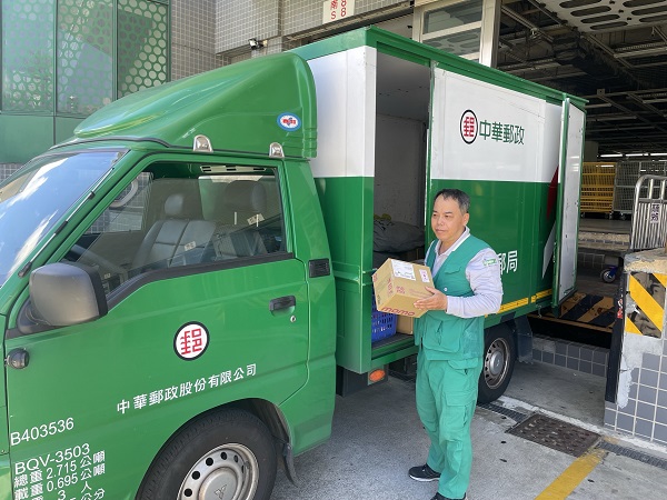 另陳員銷售郵票冊、農特產多有著墨；至本年度壽險保費收入已達14,427元，堪為優良外勤投遞人員表揚。
