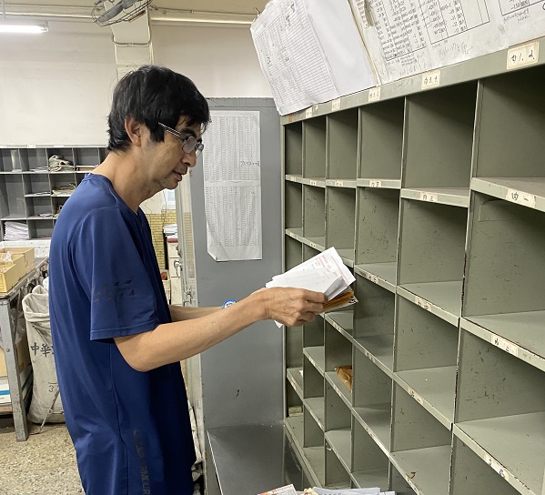 面對主管加派工作，如協助新人排信等，總是盡力完成，不推諉，工作效率高。
