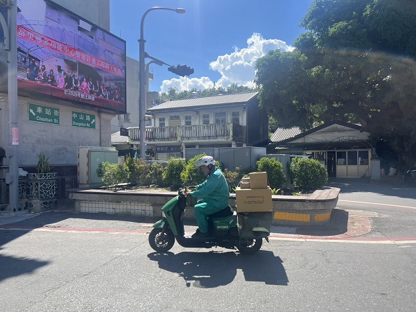 個性開朗積極，待人誠懇和善，能主動關懷同仁並促進團隊互動，營造和諧融洽之工作氛圍，對提升團隊凝聚力及工作士氣具有顯著效益足堪表率。
