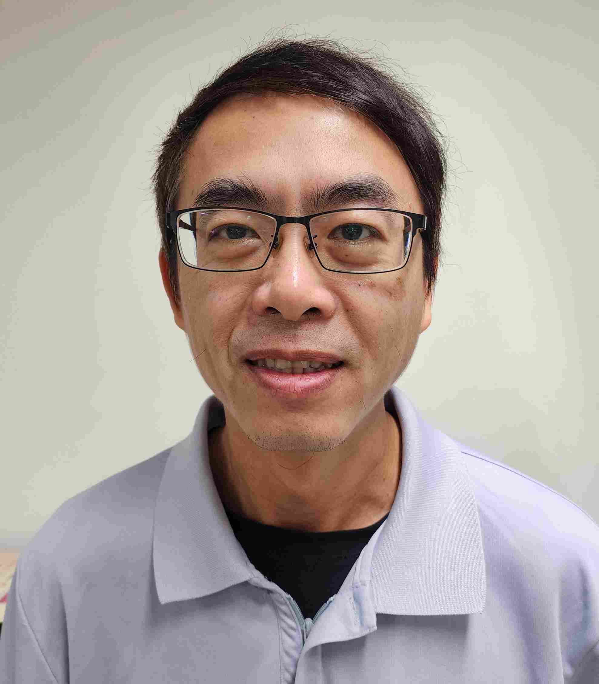 個性隨和，與同仁相處融洽，協助同仁解決工作難題並配合主管排班調度，工作態度積極。