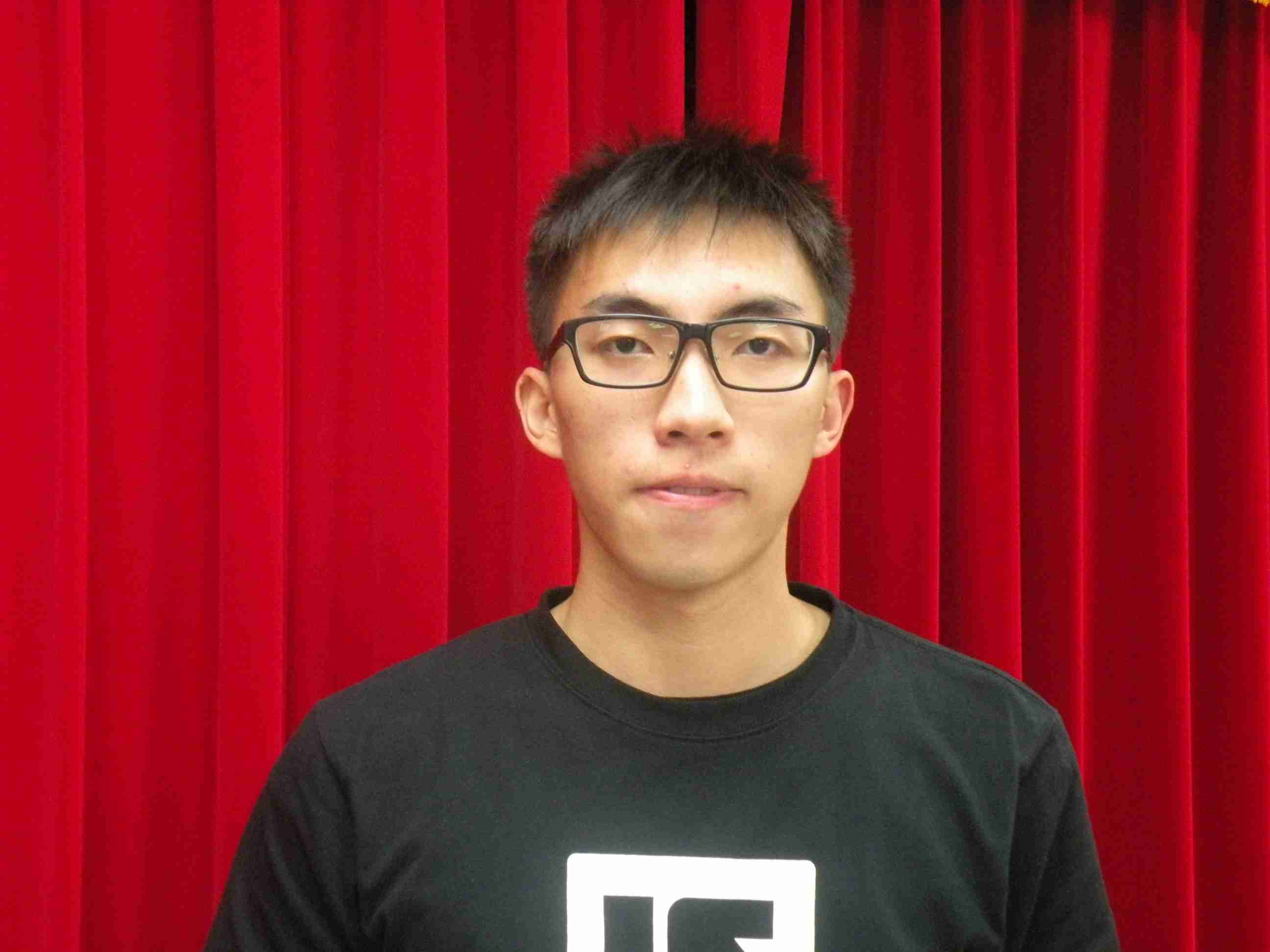 平日工作表現認真盡責，服務態度親切，常獲得客戶來電或於測驗函讚揚服務品質，提升郵局待客如親形象。