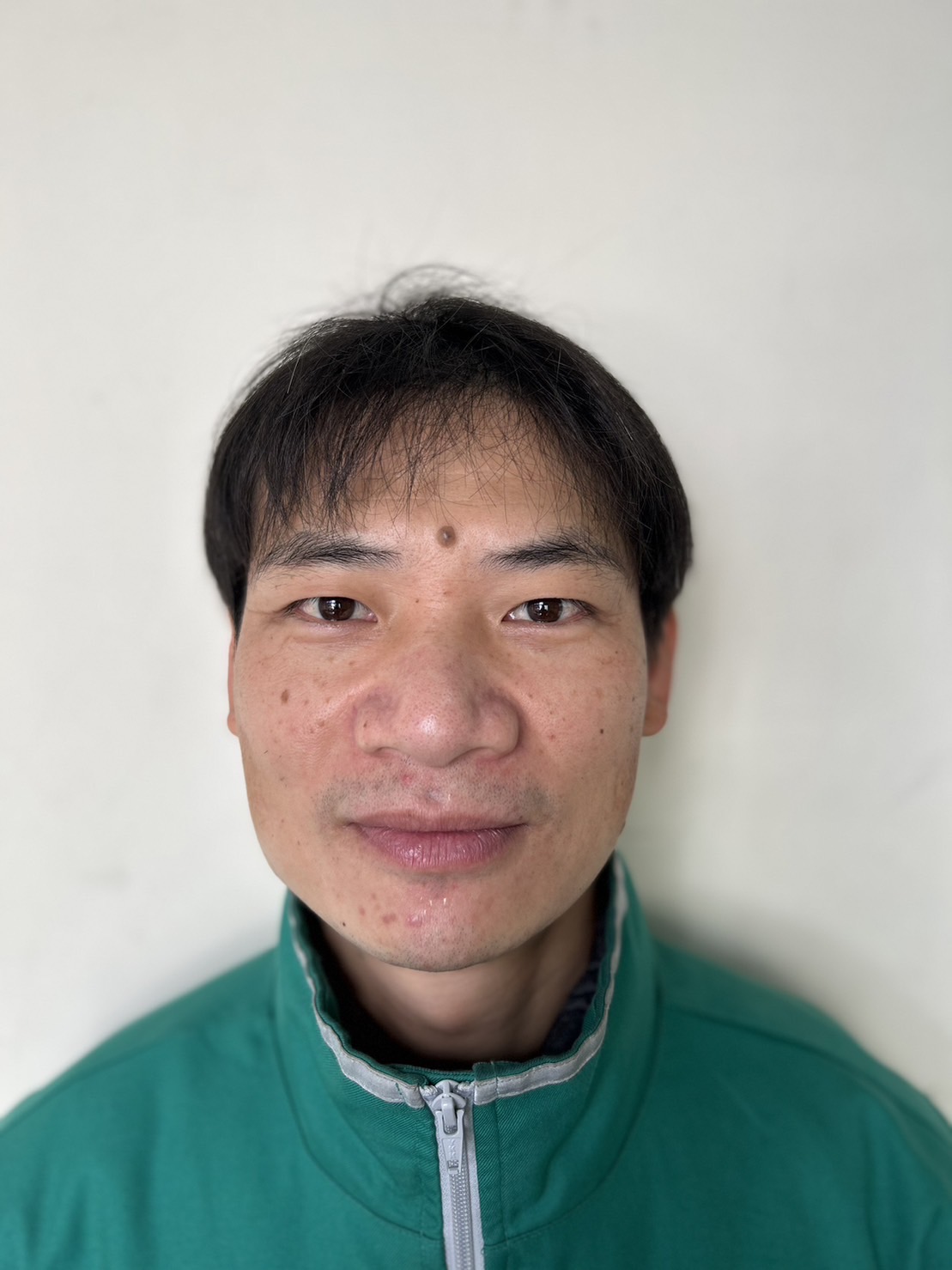 單位精簡區段人手不足時，配合單位主管人員調度，主動銷假值勤服務大溪區民眾，服務態度佳、具服務熱枕，深受民眾喜愛。
