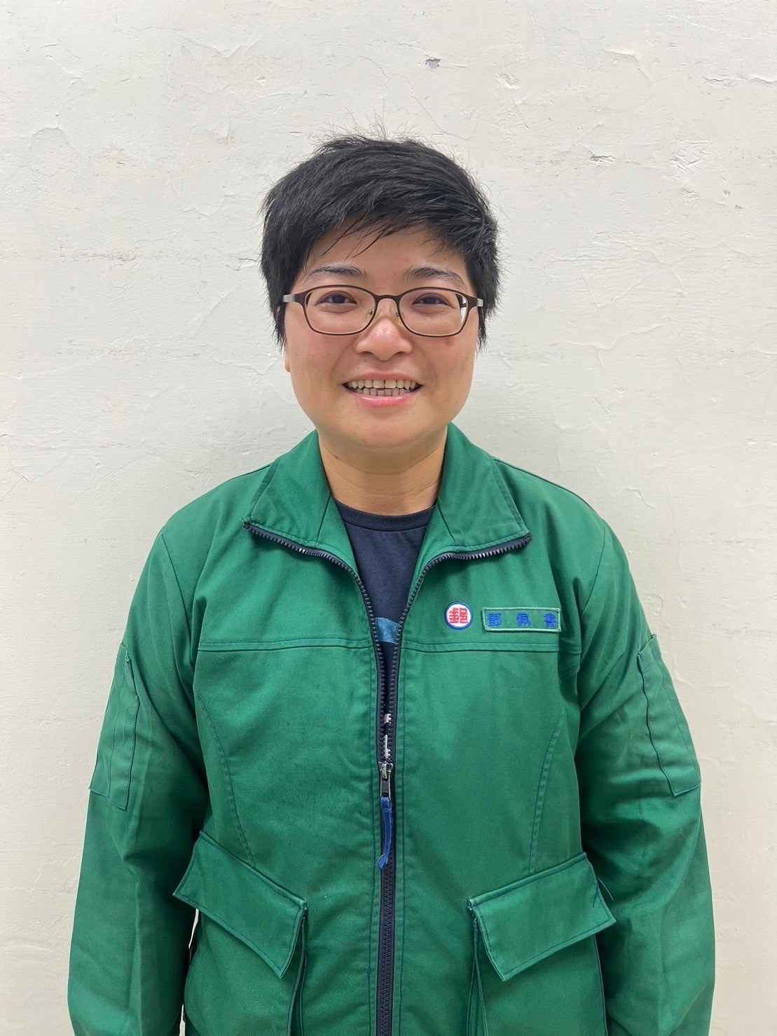 鄧員是本股非常優秀的女綠衣天使，巾幗不讓鬚眉，擔任本股外勤投遞工作，服務用心、態度積極、其親切的服務態度，往往令用郵民眾都對其熱忱服務留下深刻印象，感受到他的親切感及貼心服務，因此經常獲得來函(電)讚揚肯定，對於提升郵政形象，貢獻卓越。