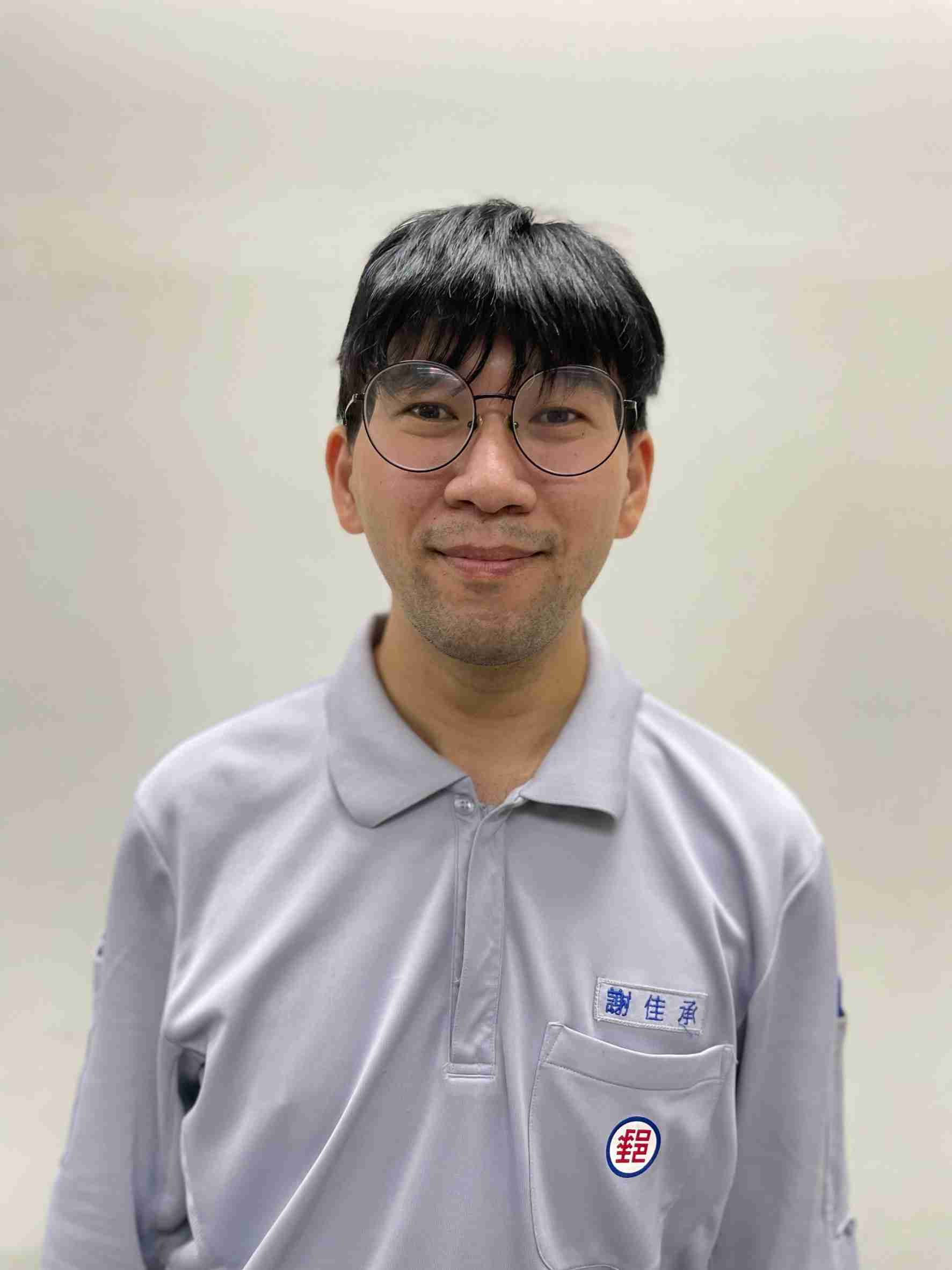 擔任八德區快包投遞勤務，投遞效率高、工作能力強，做事負責認真，桃園區人手短缺時配合調度跨區見習，適時減輕區段人力調度困境。