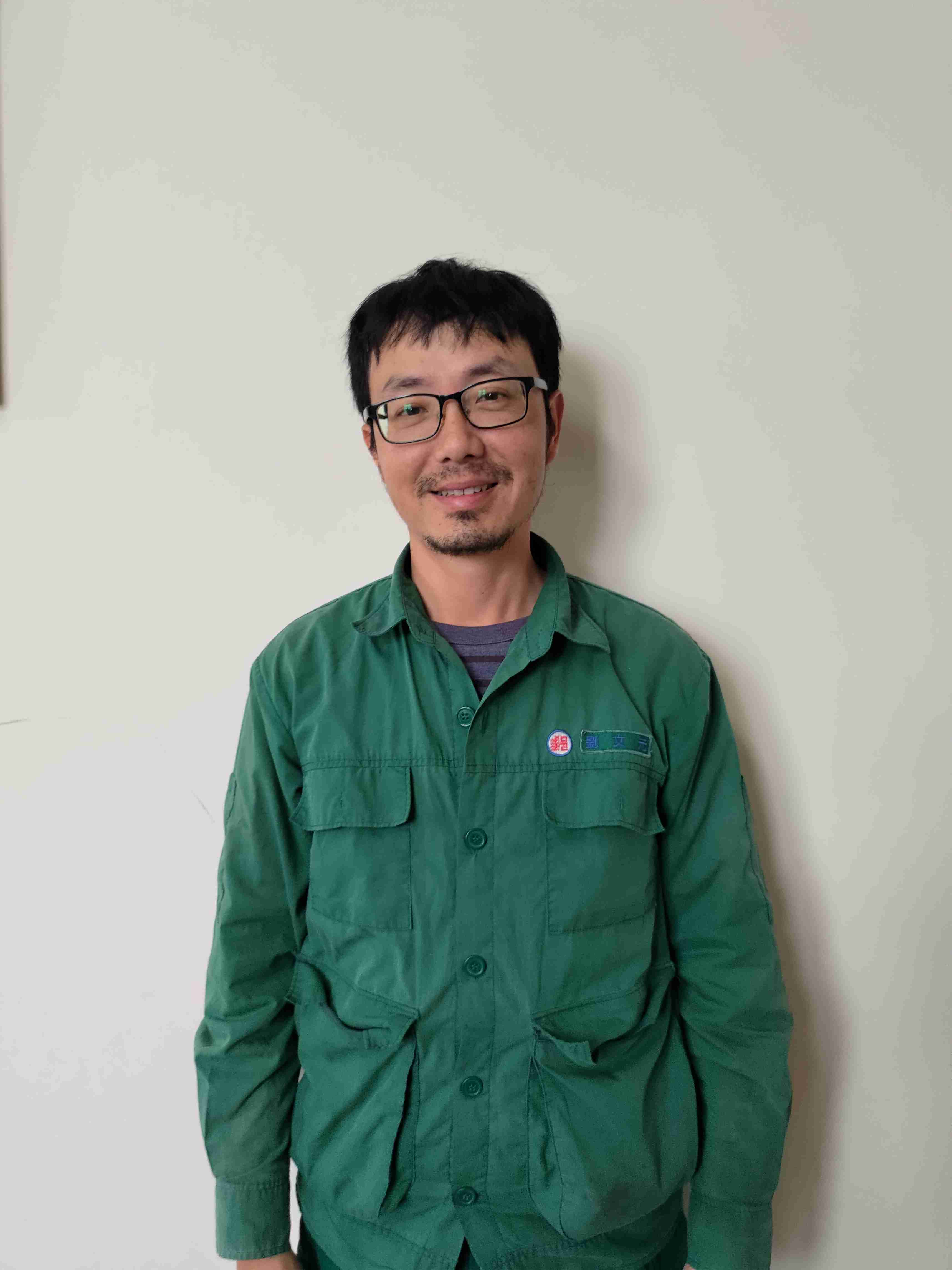 本股郵件投遞同仁劉文元熱心服務、盡職負責，除對投遞任務專業熟捻外，並且主動接受挑戰，願意代理稽查職務，對新進同仁能主動關懷分享工作經驗，有卓越領導管理能力，堪為本股同仁之楷模。