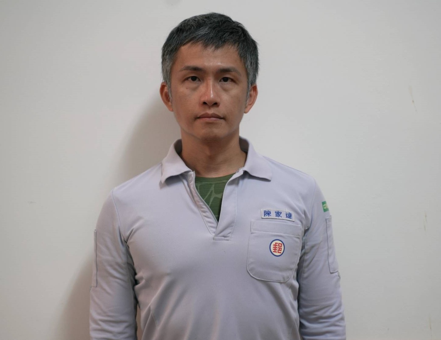 平日工作認真負責，除將本身工作順利完成外，能主動幫忙新進人員理、排信件，協助適應投遞工作，讓新進人員倍感溫馨，不求回饋，助人精神可嘉。