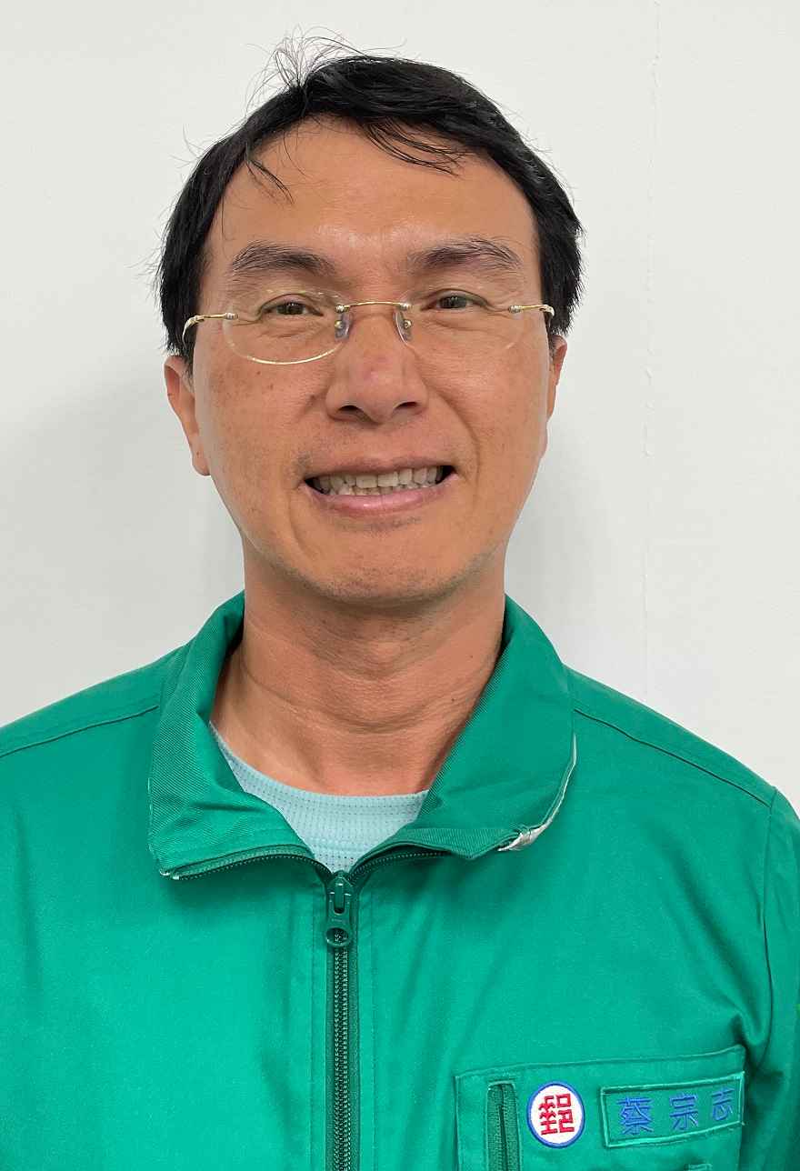 對於上級指示不但積極配合並率先士卒踐行絕不拖延抱怨；如打掃局屋、清洗郵車、郵政等業務。