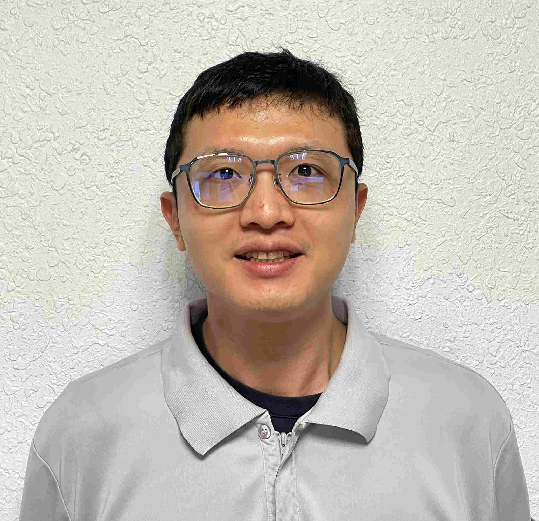 服裝儀容與車輛皆能保持整齊清潔，保養完善，在外投遞皆能秉持將客人當成朋友般親切對待，增進郵政形象。