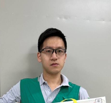 從事郵政服務3年多，處事嚴謹、戮力從公，每日大區分包裹郵件效率、效能高，又會主動協助稽查、專員分配郵件，此一積極、熱心的態度影響了單位同仁的工作氛圍，更凝聚同仁情感，是不可多得的好夥伴。
