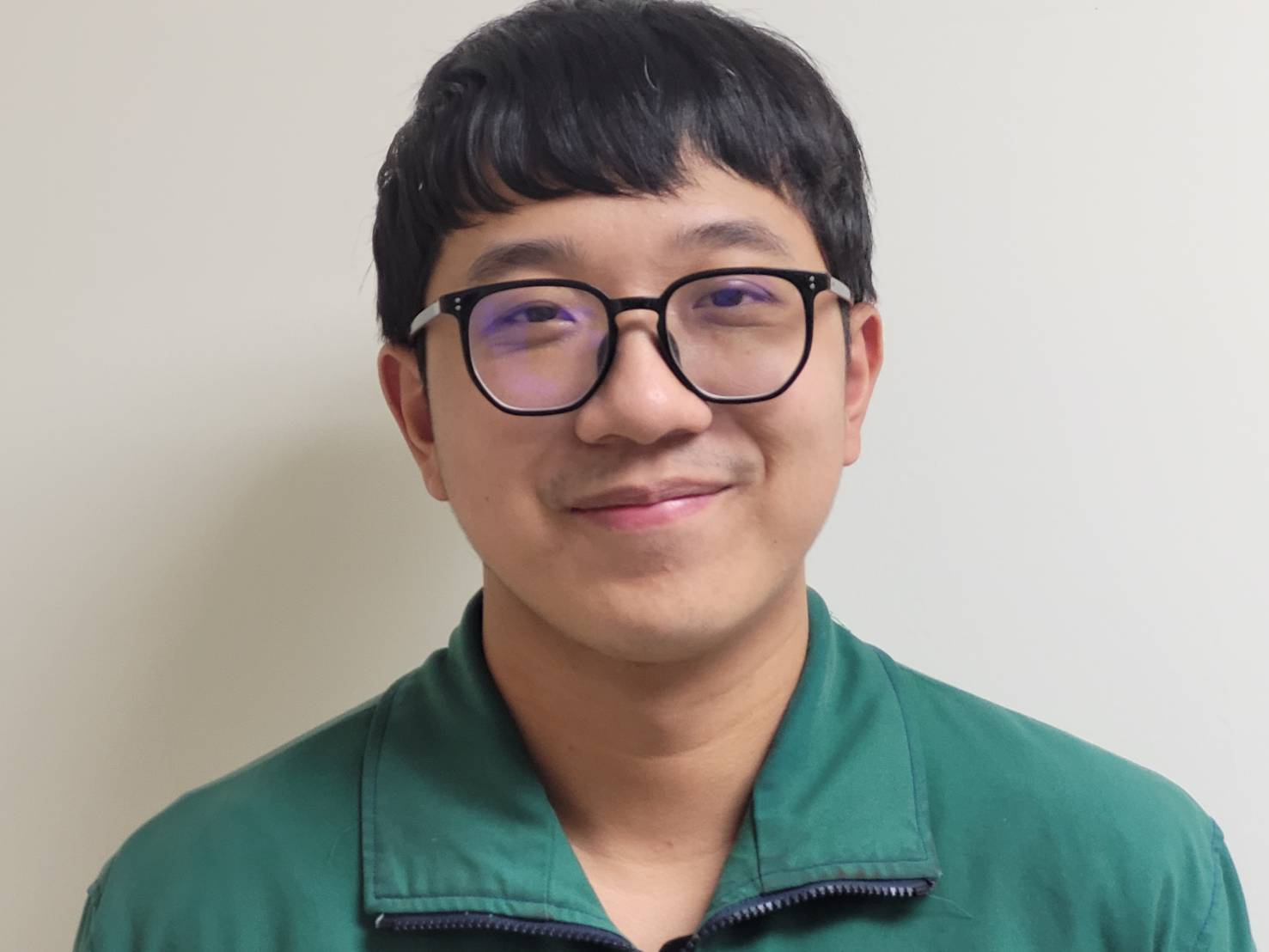 擔任投遞工作時，面對公眾熱心服務，屢獲客戶來電讚譽，維護郵政形象。