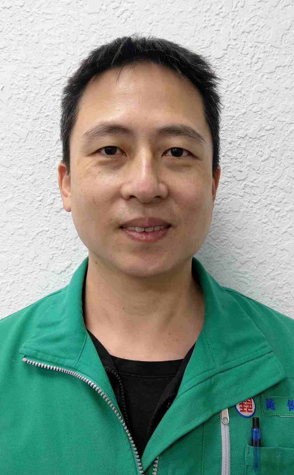 工作認真負責，服務態度誠懇且熱心，主動協助客戶解決用郵事項，深受民眾肯定，屢獲顧客來函讚譽。