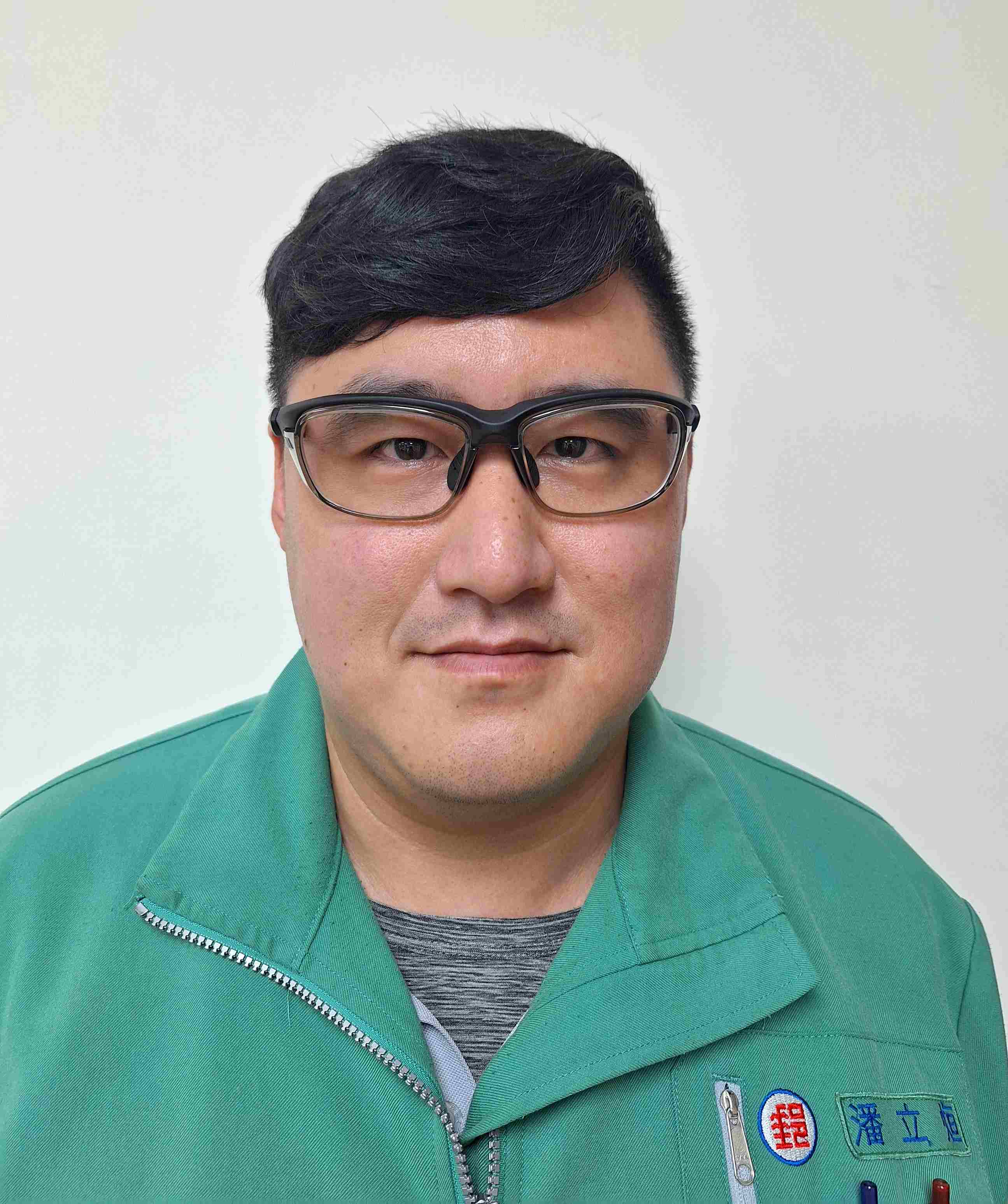 協助新進人員解決問題，使其早日進入狀況，減少錯誤，深獲顧客、長官及同仁稱許。接受稽查、專員及股長調度，配合度高，工作態度足為楷模。