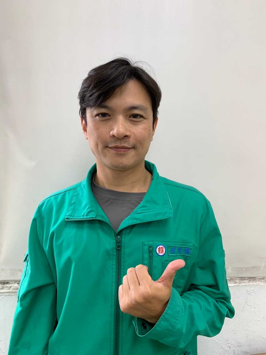 如遇臨時人力調度，配合度極高。面對主管臨時加派、協助扛段等工作皆積極任事，工作效率高。