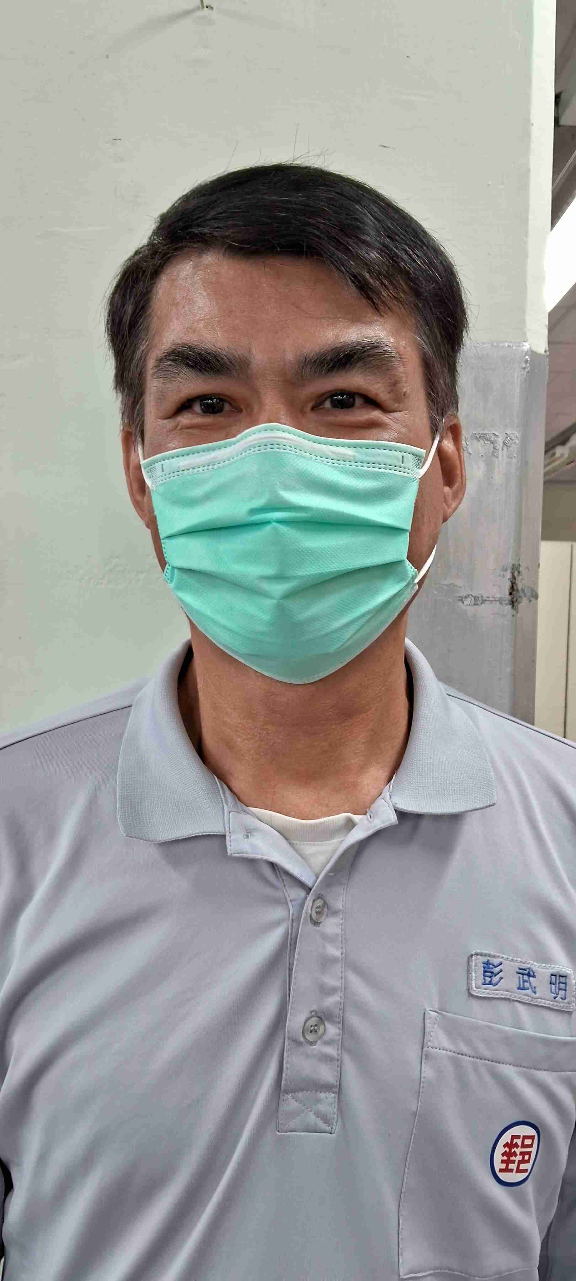 平日值勤態度認真負責，個性樂觀開朗，投遞作業時主動積極配合局方各項業務，尤以每年高雄郵局
力挺農民舉辦之「關懷農產行銷大樹玉荷包」及「關懷農產行銷美濃番茄」推廣活動，均能配合郵務科安排之時程上收農產品，不畏辛勞且樂在其中。