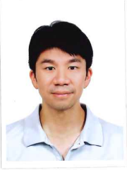 在股內會主動協助主管事務，為人謙讓和氣，與同仁相處融洽，對於弱勢及生病同仁更會主動協助排信，人緣極佳，足資鼓勵以為表率。
