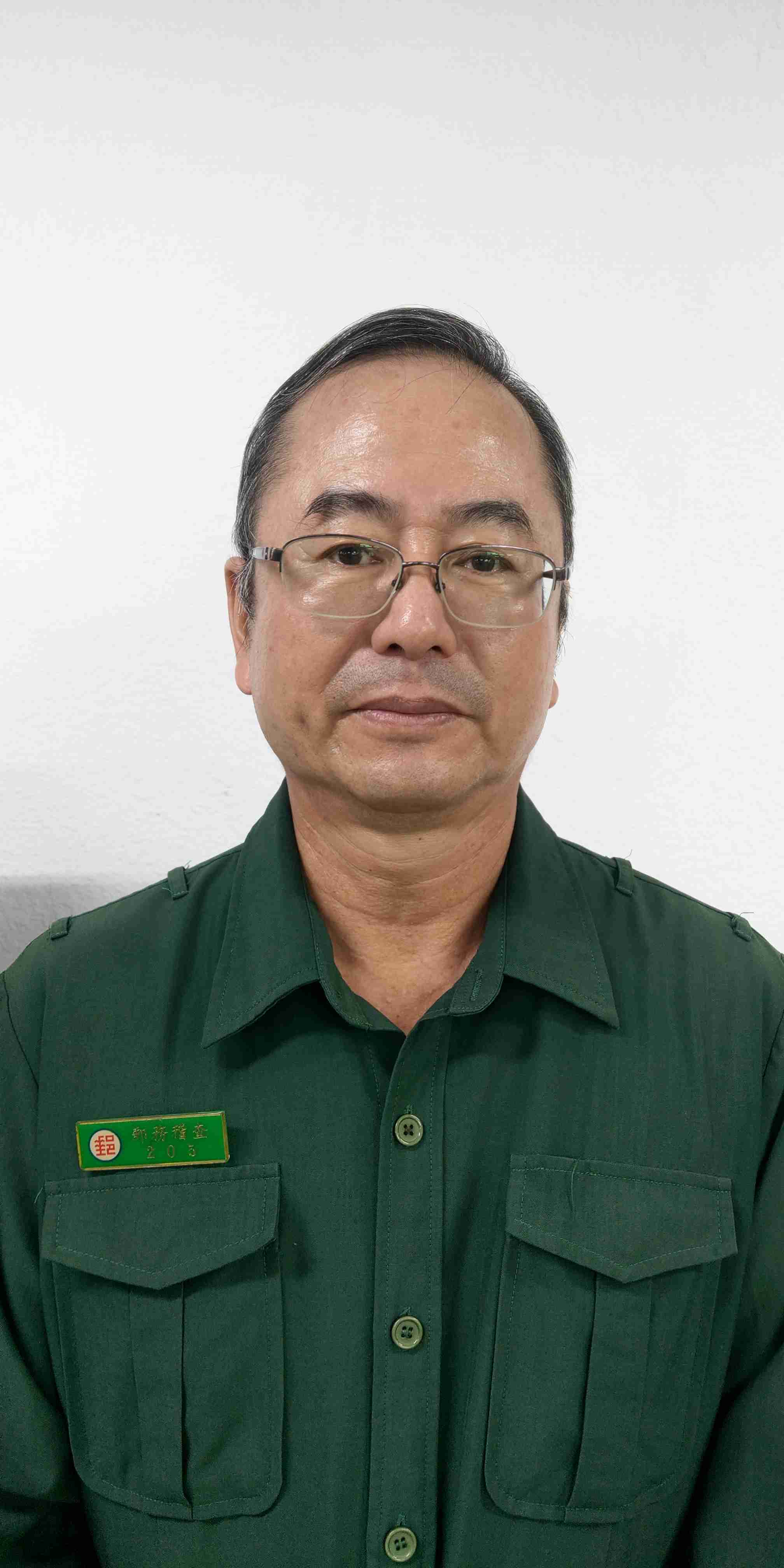 工作認真負責，服務態度誠懇且熱心，主動協助客戶來電查詢郵件、申請轉址等用郵事項，深受民眾肯定，屢獲顧客來函讚譽。