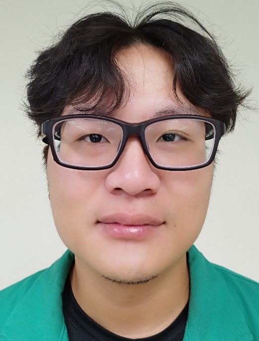 與顧客應對態度用語佳，同事間互動良好，帶動好的工作氣氛，以自身經驗對新進同仁多予關懷，使其更快適應投遞工作。