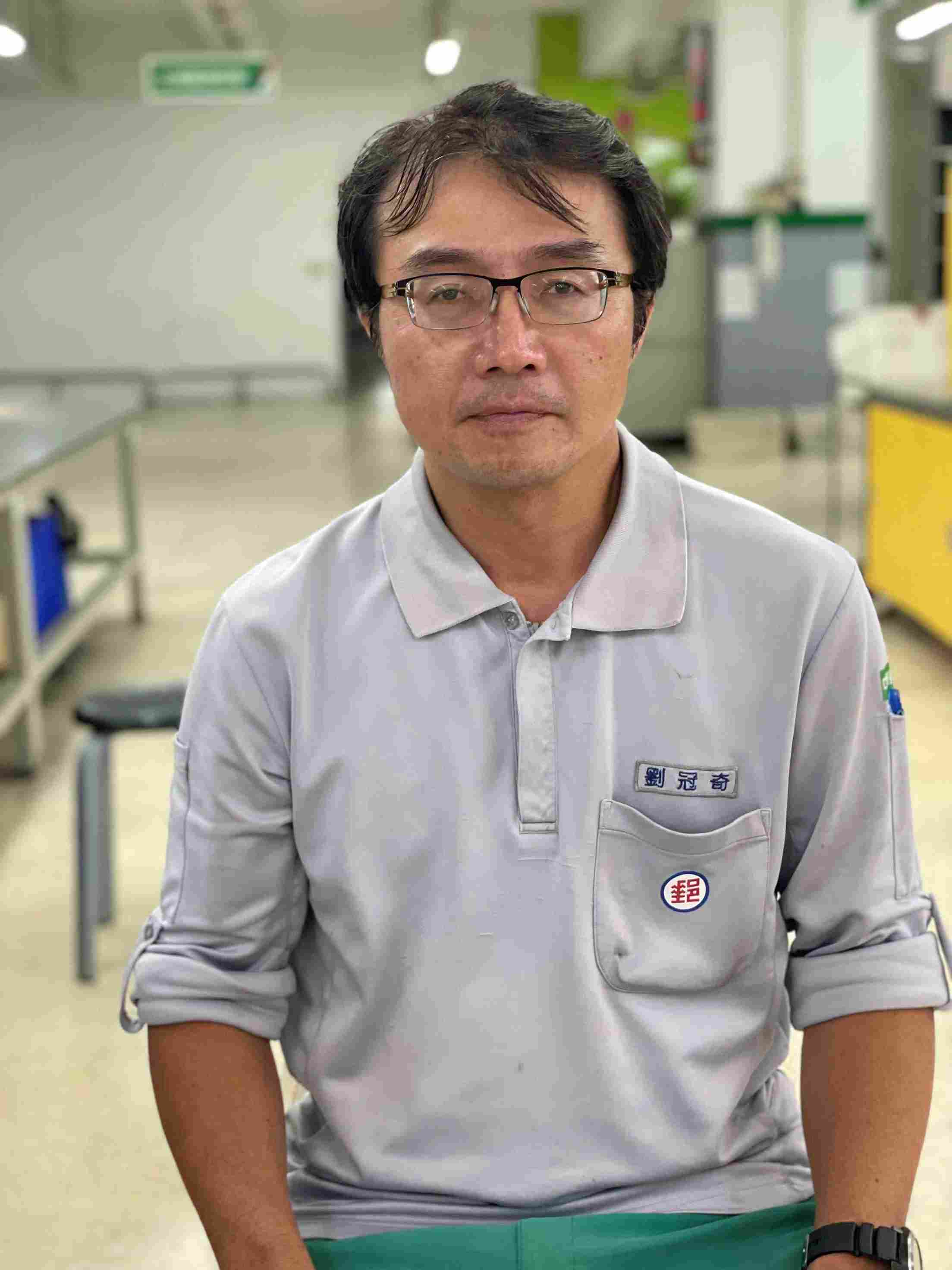 做事富有熱忱、配合度高，賦與重任，都能圓滿完成，如獨居長者居家生活探視、環境改善及協助宣導防詐騙等工作，對於郵局公益形象有所加分。