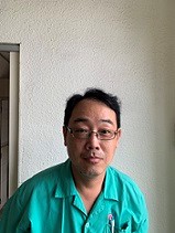 李員投遞區段內,有住戶行動較為不便,該員遇有家中有掛號郵件,會主動去電告知該住戶,並讓其住戶有足夠時間準備印章,當投遞至樓下時,按鈴等候開門後,直接將掛號信送至樓上交予其住戶，爰本股時常接獲公眾來電讚譽，稱該員服務態度熱忱、有禮貌擔任投遞工作，經年未有負面投訴，工作品質優良足為同仁楷模。
