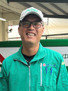 積極推展郵政壽險(上半年度招攬件數達6件共15000元保費)，在集郵票品、i郵購商品及郵政Visa刷卡消費手續費收入86000元，亦展現積極態度，對挹注郵政營收上，善盡己任，值得同仁學習、效法。