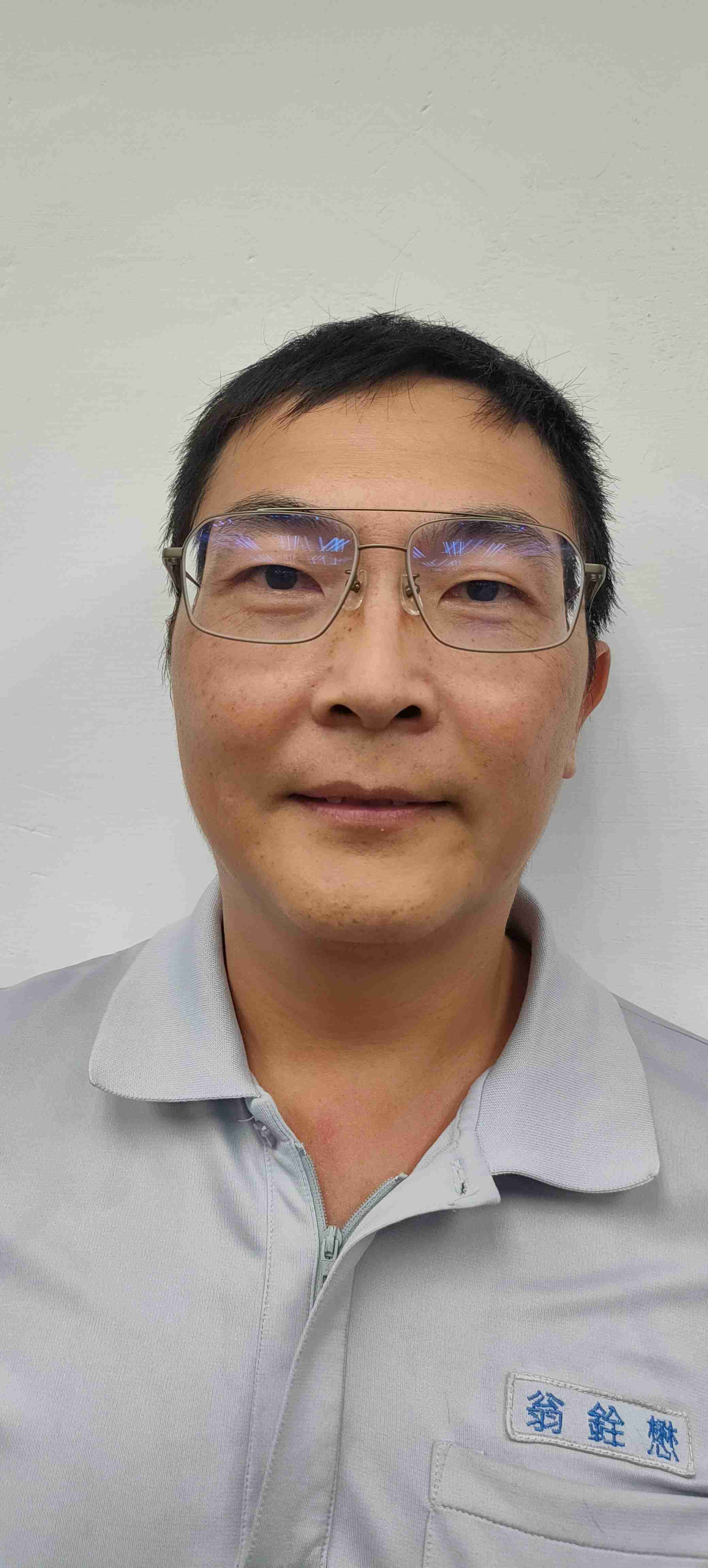 平日投遞工作認真、服務態度親切的他總是準確無誤的投遞郵件，遇客戶請托或詢問相關郵務事項，均能熱心協助解決與詳細說明，獲公眾來電及來函感謝，展現出出眾的專業能力和卓越的工作成績。