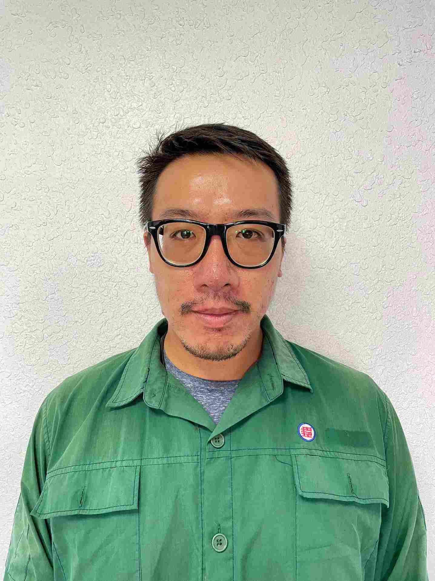 服裝儀容與車輛皆能保持整齊清潔，保養完善，在外投遞皆能秉持將客人當成朋友般親切對待，增進郵政形象。