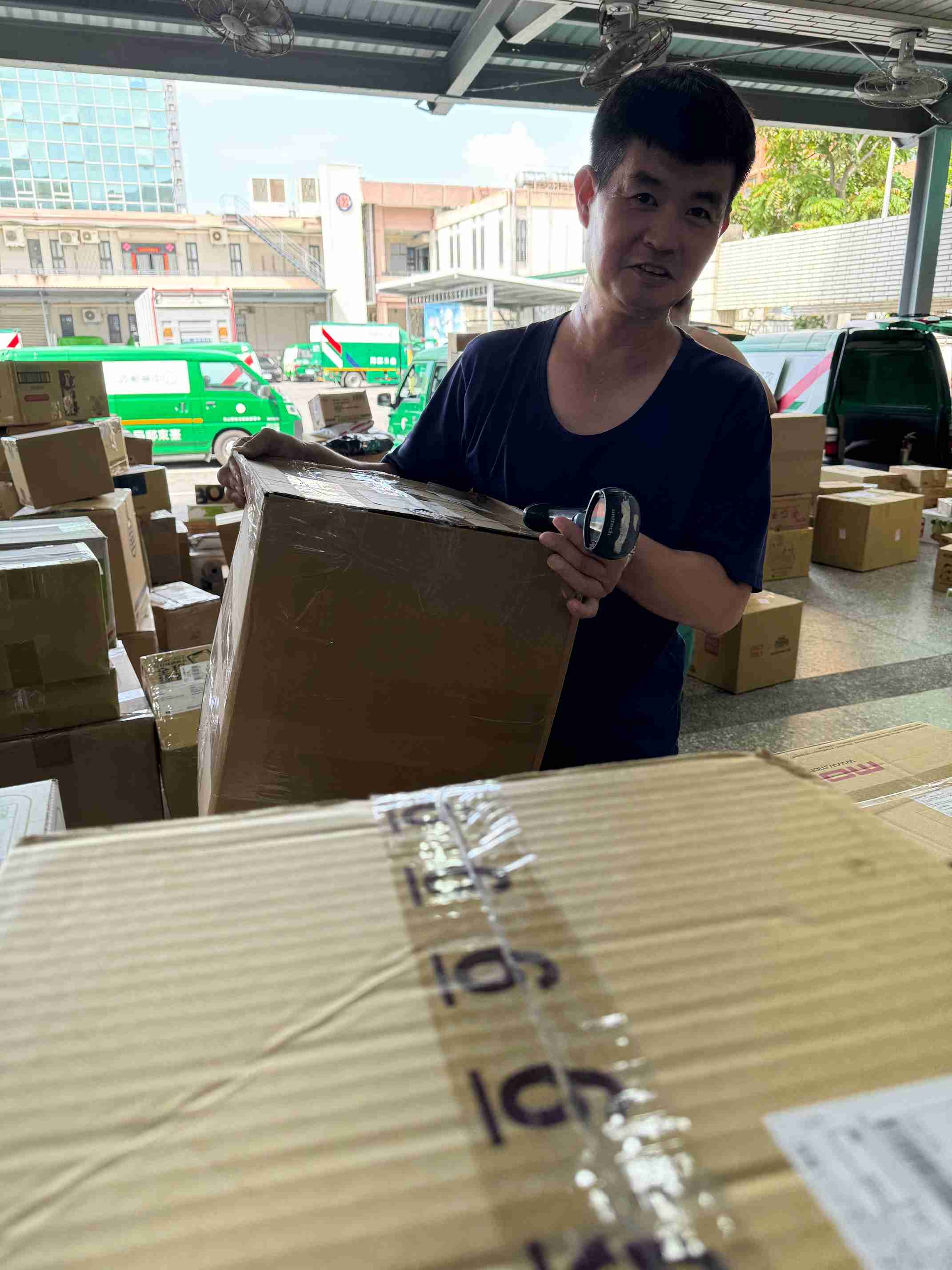 目前擔任外勤投遞工作，平時表現優異獲得長官與同仁的肯定，從來不計較工作多寡並無所求，接受主管工作調度，同事之間待人誠懇並熱於助人。公眾之間有良好互動情情感保持良好關係，並甚多客戶讚譽有加，該員在外勤投遞經驗相當豐富，工作態任勞任怨，是我們外勤同仁學習的榜樣，以提昇郵局服務品質信譽及工作效率，深得同仁及長官讚賞。