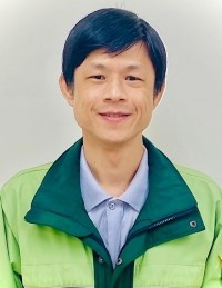 熟稔區域內住戶，地址欠詳郵件，大多能試投成功。投遞品質優良迅速，與顧客互動關係良好，常獲公眾讚揚。投遞認真負責，遇有收件戶是老人家或行動不便者，都會很有耐心的等待或親自送入家裡。