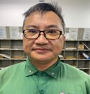 平日熱心助人，經常主動幫助同仁，尤其對新進人員更是愛護有加，無論是在工作上或生活上都不遺餘力，讓同仁能盡速進入狀況並融入郵政大家庭。