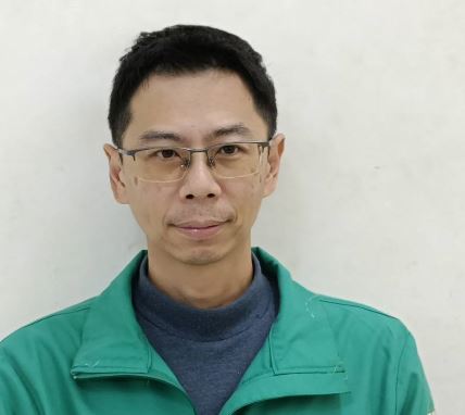 職務上奉公守法，工作勤奮，與同事間相處融洽，待人親切，對於投遞區段內的獨居長者，經常主動給予關懷和協助，深獲好評，讓長者備感郵政人員之溫暖。