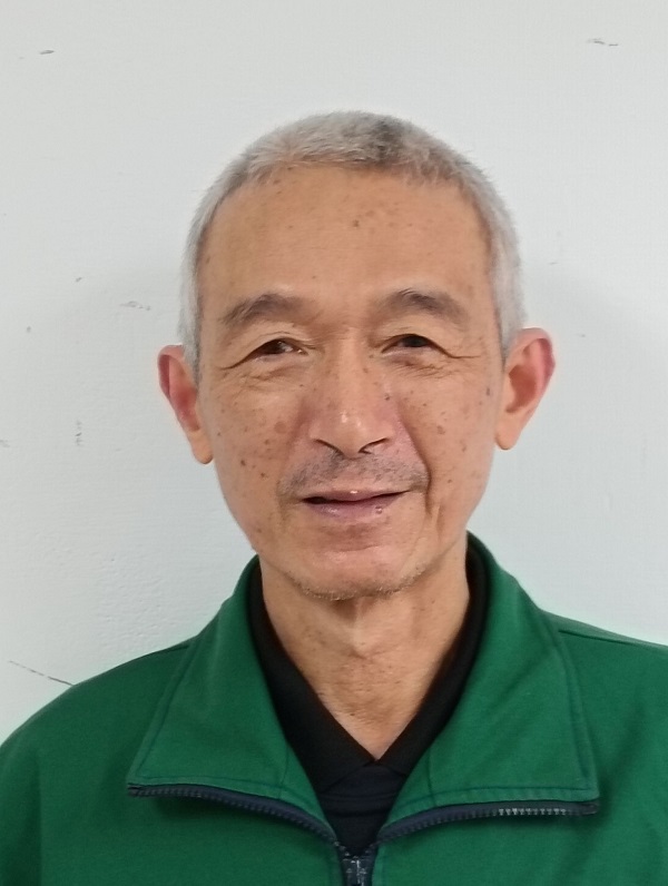 遇郵件量大時主動協助同仁完成分揀，幫助同仁分揀郵件，擔任外勤投遞時，工作認真，服務親切，與顧客互動良好，屢獲公眾來電讚譽。