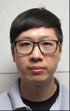 任職包裹投遞工作，工作態度積極，待人溫和有禮，平日投遞包裹均能妥善達成任務，對待客戶亦是笑臉迎人、投遞時有禮貌，郵務稽查查核其投遞情形時，用郵公眾會對其服務品質及態度給予稱讚。