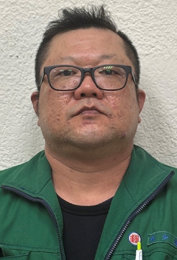 何員擔任大宗工作時與大樓收發人員維持良好關係，有幾次因社區管委會改選而不幫郵局代收郵件，何員聽聞此消息便透過收發人員、總幹事與新任主委積極溝通，所幸最後化險為夷，讓本股節省不少投遞時間。