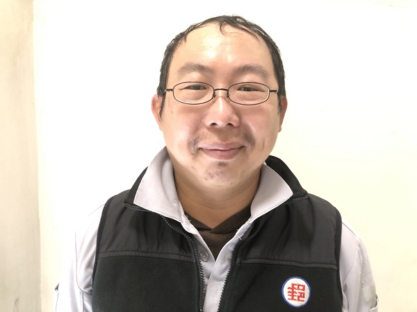 工作態度積極、反應敏銳，換區段時能協助不熟悉同仁區信排信，對於稽查、主管所交付任務，努力達成，並且配合主管調度值勤，讓投遞工作順利執行。
