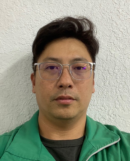 李員平時工作認真，態度積極，擔任外勤投遞工作，做事仔細，動作迅速，且經常主動協助同仁。
