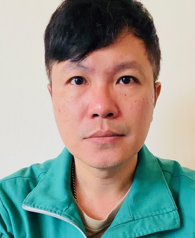 工作認真積極，態度親民和善，服務成績多次獲得讚賞，有助於提升郵政形象。