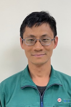 在工作上，有專業的知識能力，遇問題能及時處理或向上級反映，於投遞時對客戶服務熱情細心，讓客戶很滿意，也經常獲客戶讚揚，實為同仁的表率。