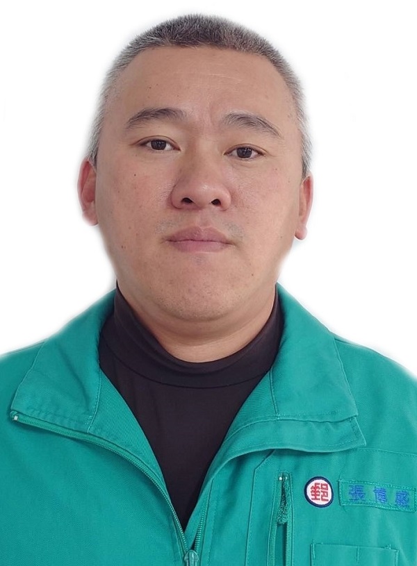 擔任外勤期間主動關懷獨居長者，更利用休假協助清掃居家環境，並積極參與重陽敬老活動。其無私奉獻鄉里、落實企業社會責任之舉，充分形塑郵政溫馨形象，堪稱同仁楷模。